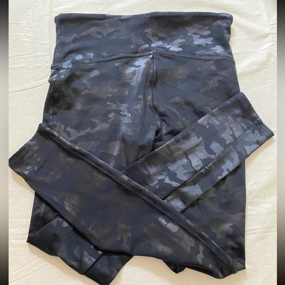 Spanx Matte Black Camo Faux Leather Leggings Women’s Size Medium power waistband - Picture 2 of 6